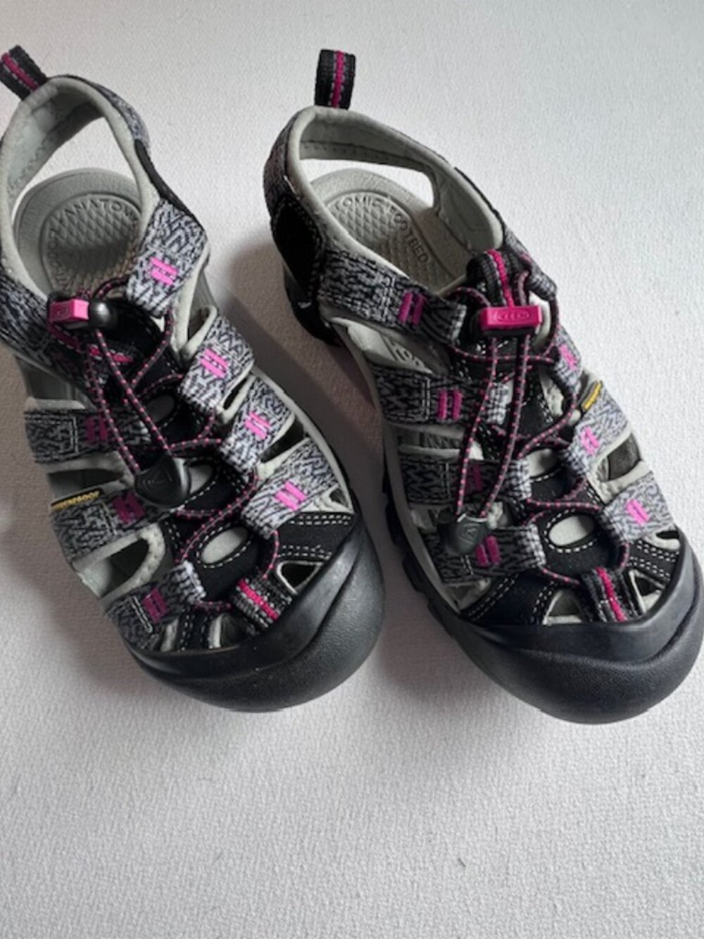 KEEN Newport H2 sandals gray/pink/black waterproof paracord hiking Women's 6